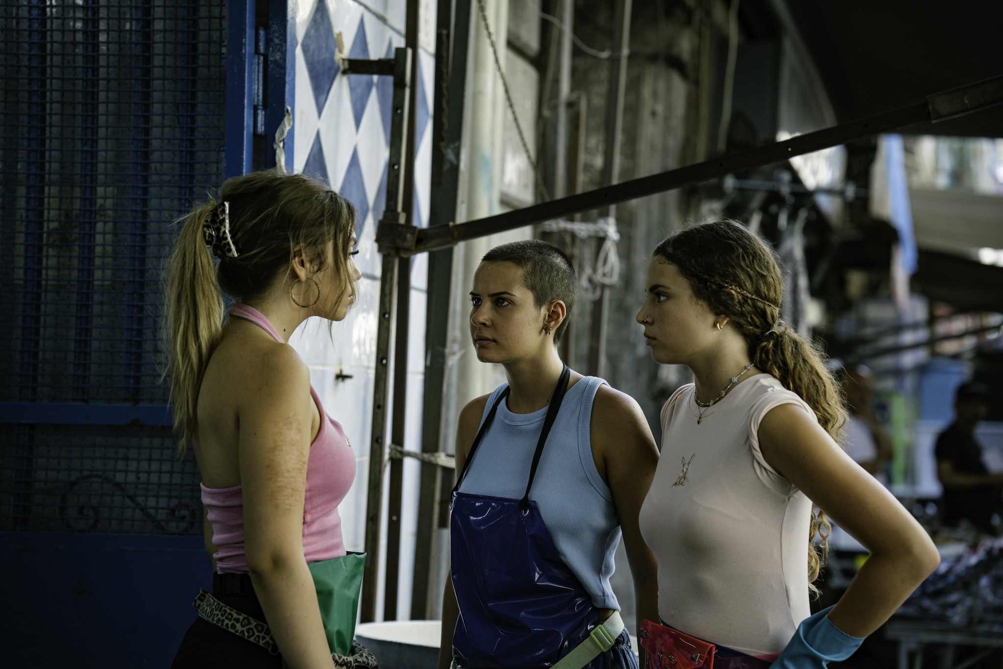 Cartisia Somma, Carlotta Pinto e Greta De Rosa in Mare Fuori 6. Foto: Sabrina Cirillo