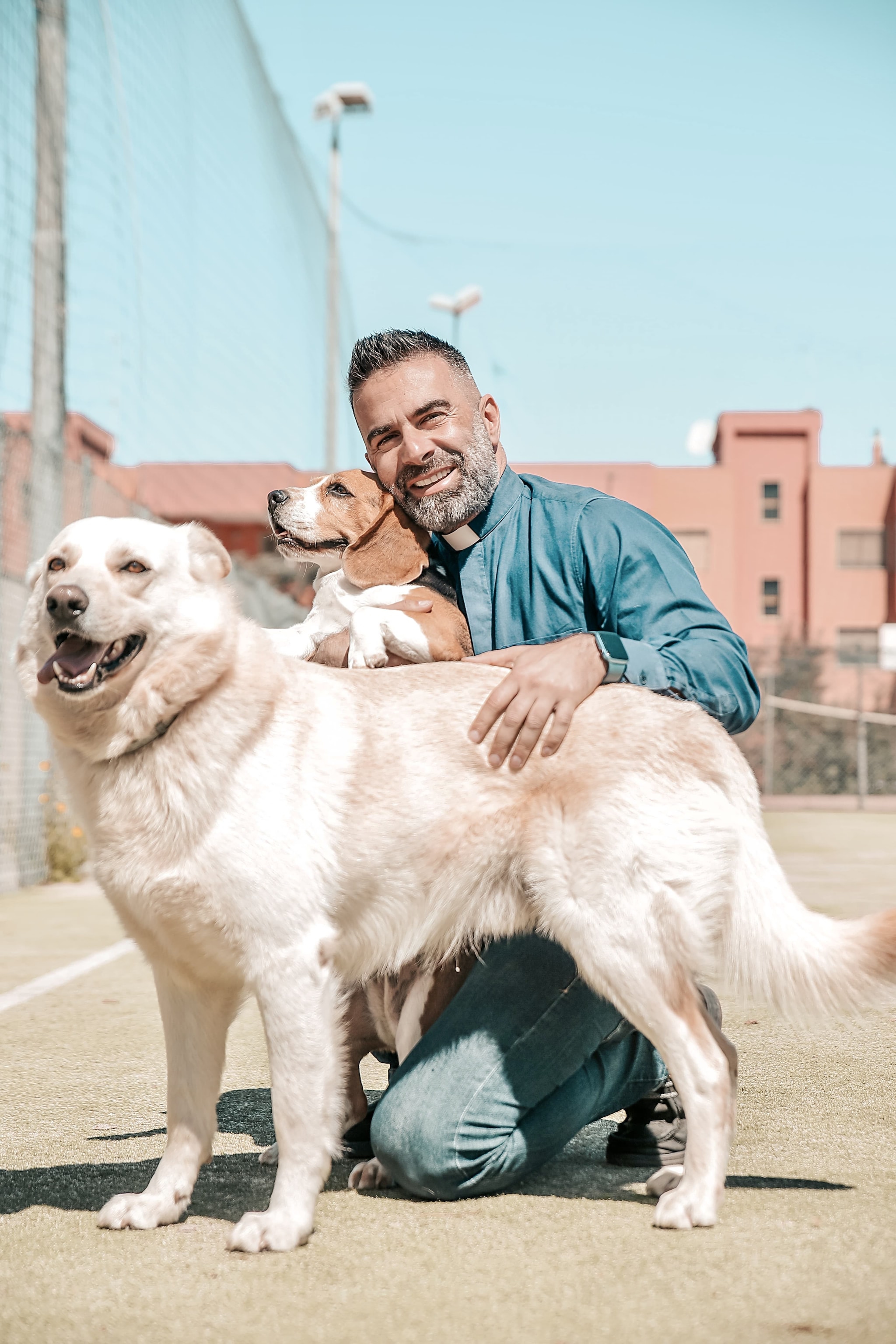 Don Cosimo Schena con i cani Tempesta e Baloo