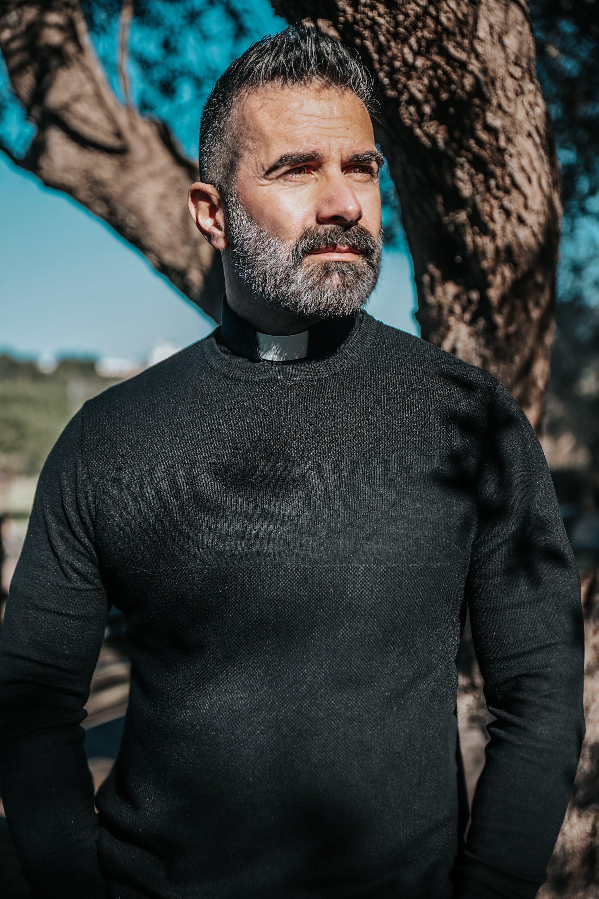 Don Cosimo ha 46 anni ed è parroco presso la Chiesa San Francesco d’Assisi a Brindisi