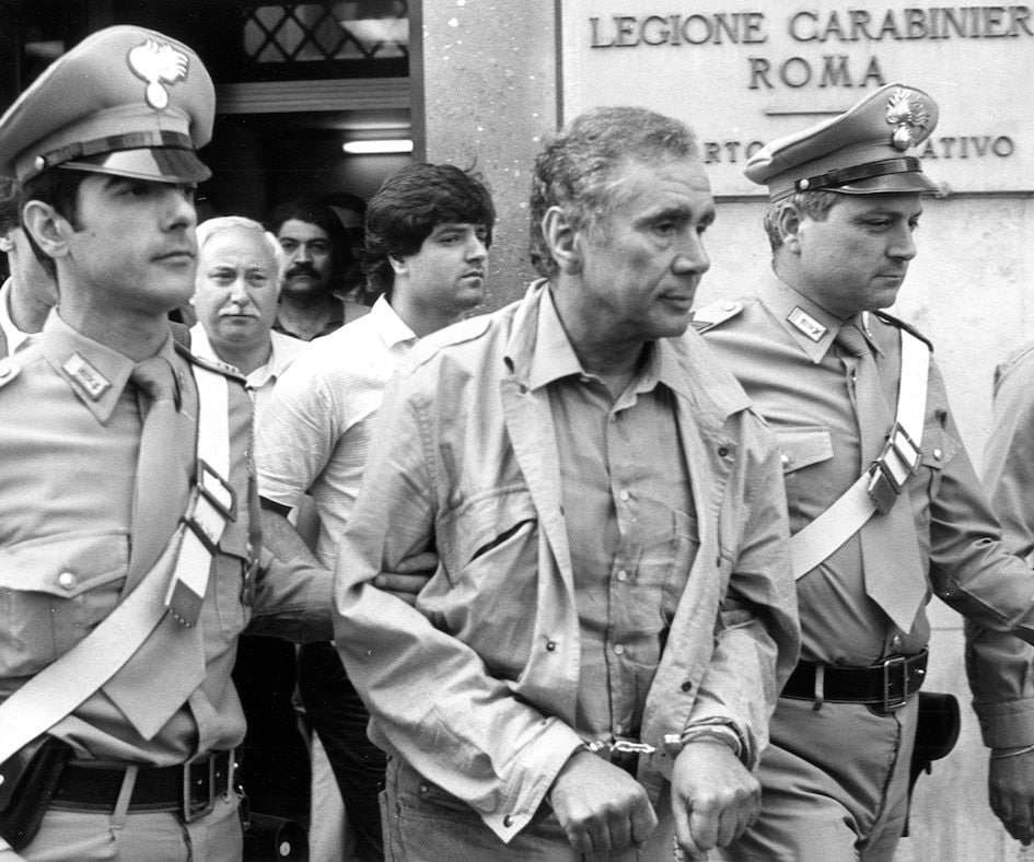 Una delle foto più famose della storia d’Italia: l’arresto di Enzo Tortora.