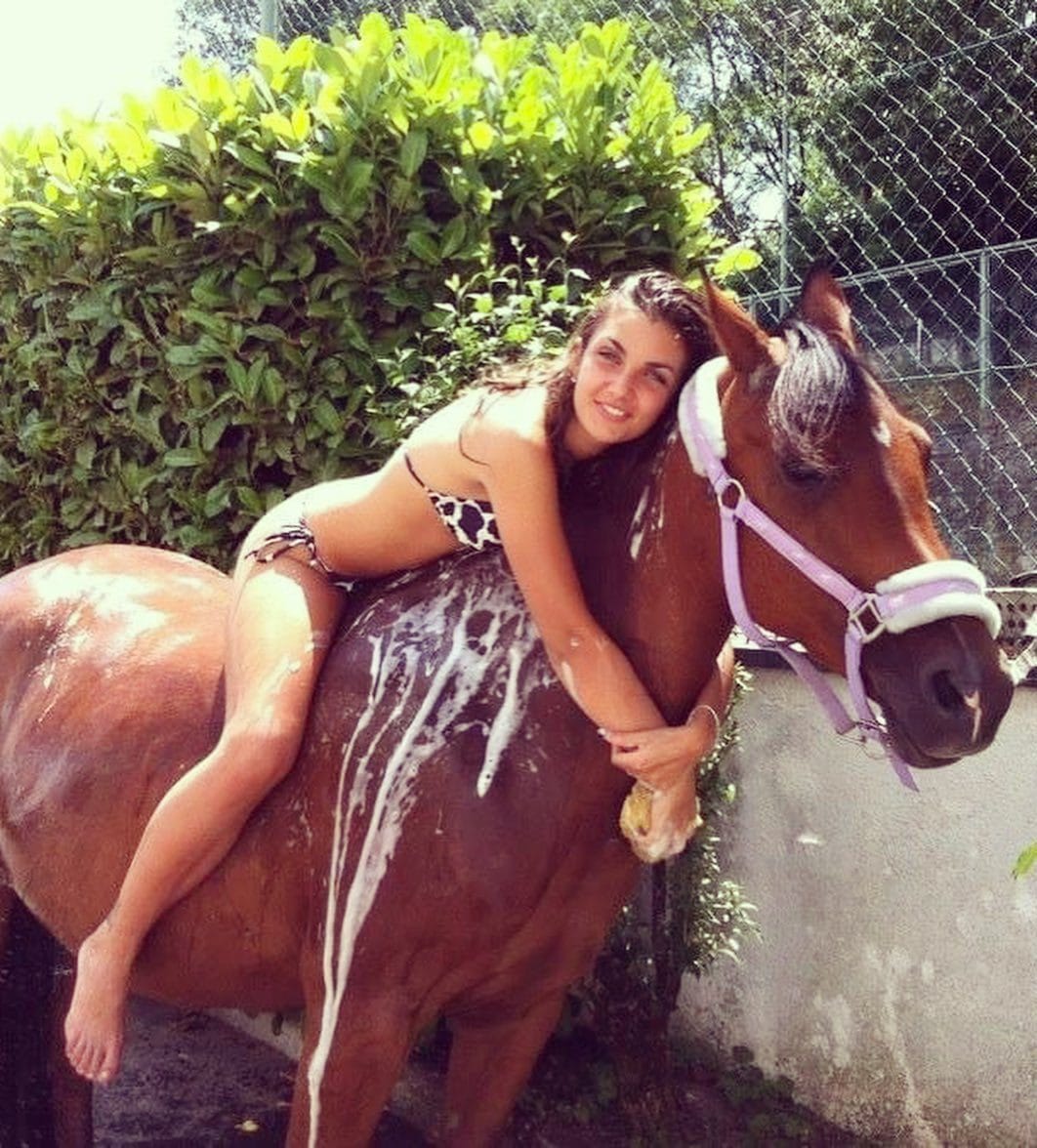 Elettra Lamborghini con la sua cavalla Lolita