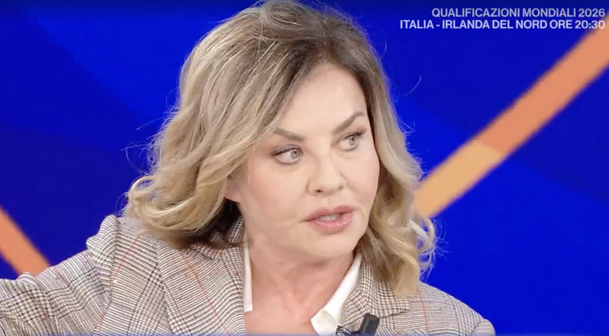 Eva Grimaldi operata d'urgenza al seno: "Ho rischiato la vita per una capsulite"