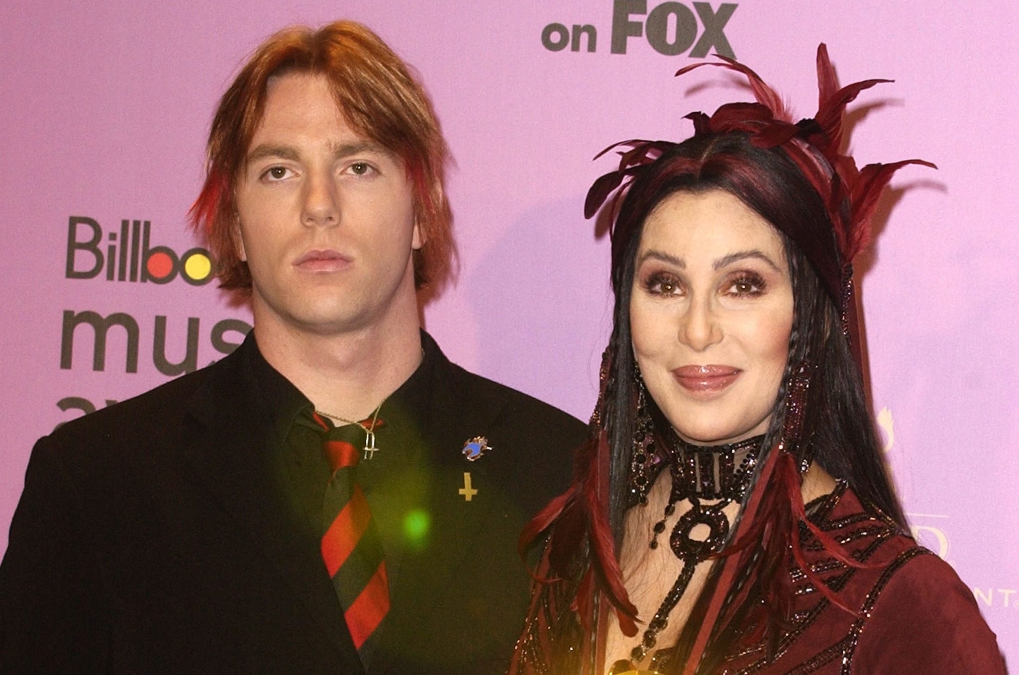 Arrestato Elijah Blue Allman, figlio di Cher, con l'accusa di aggressione: "Ha causato disordini in una scuola"