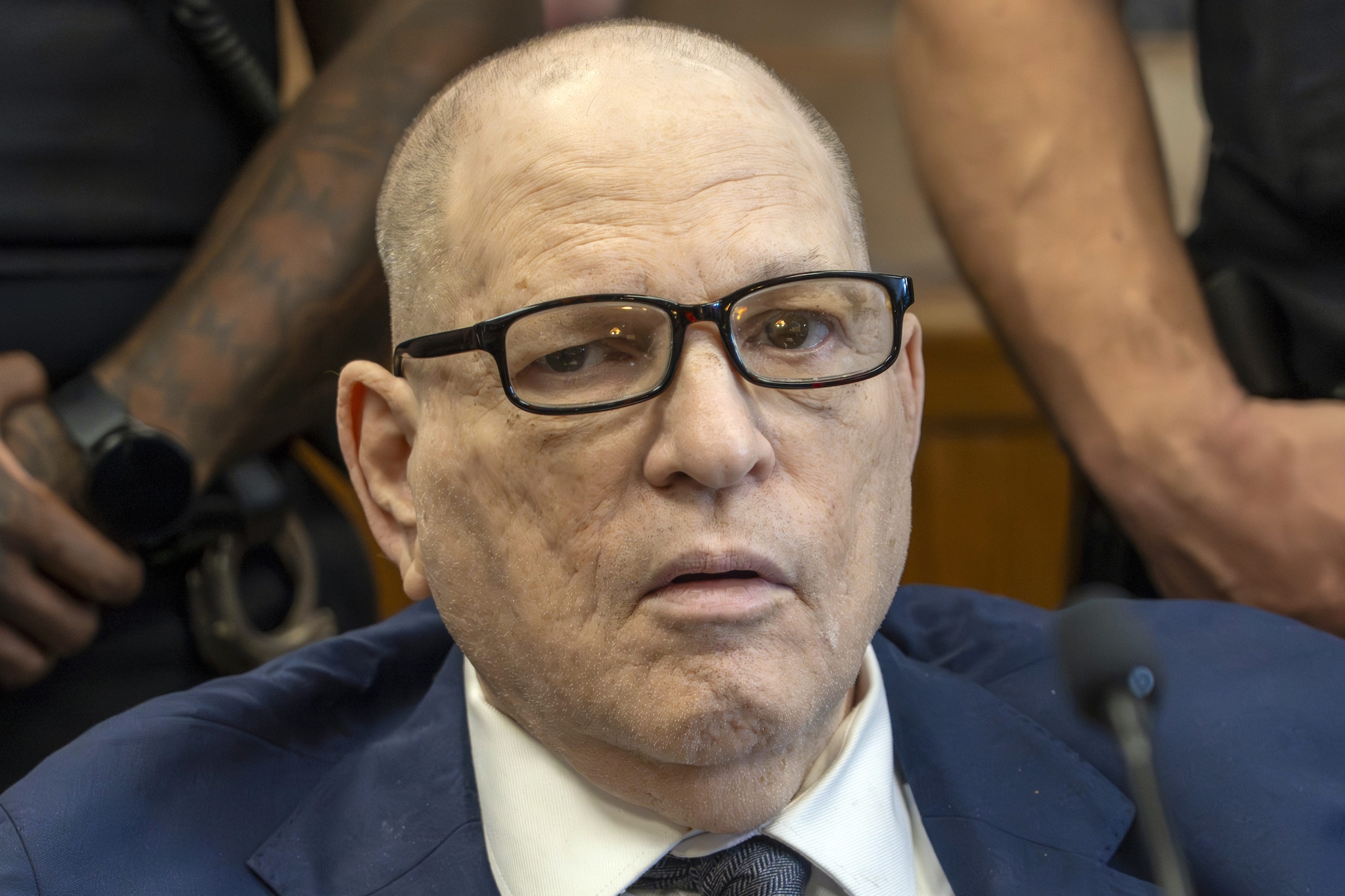 Weinstein rompe il silenzio dal carcere: "Minacciato e malato, ho paura di morire. Non sono uno stupratore"