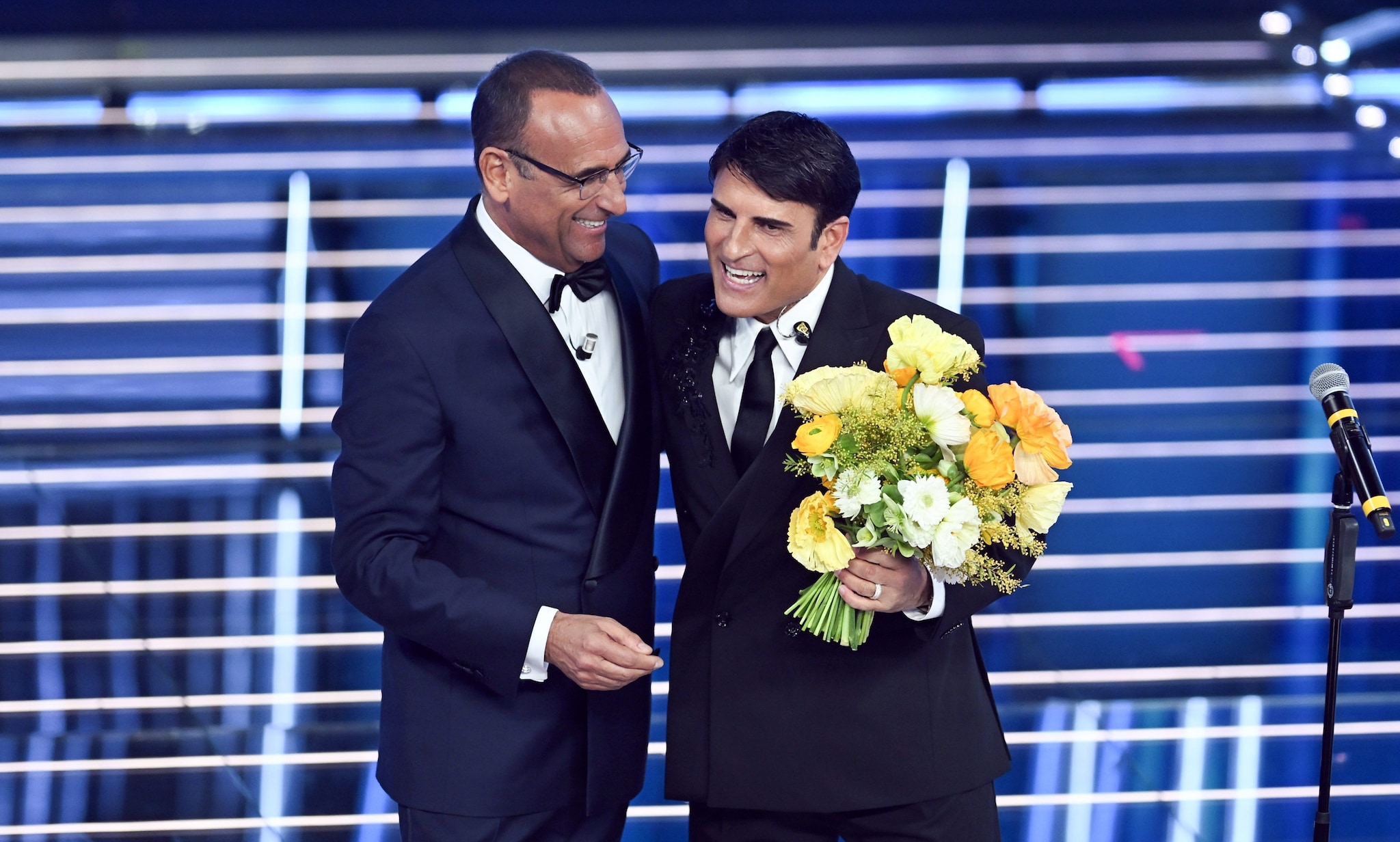 Sanremo 2026, Carlo Conti lascia la conferenza a due minuti dall'inizio: "Ho chiesto io di passare il testimone a De Martino"