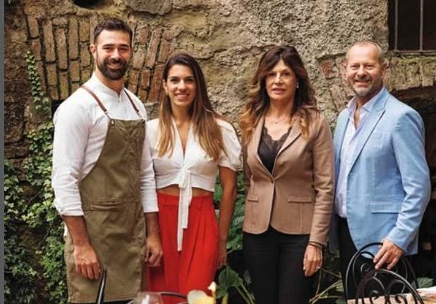 Roberto Valbuzzi, la moglie Eleonora Laurito e i genitori nel ristorante di famiglia