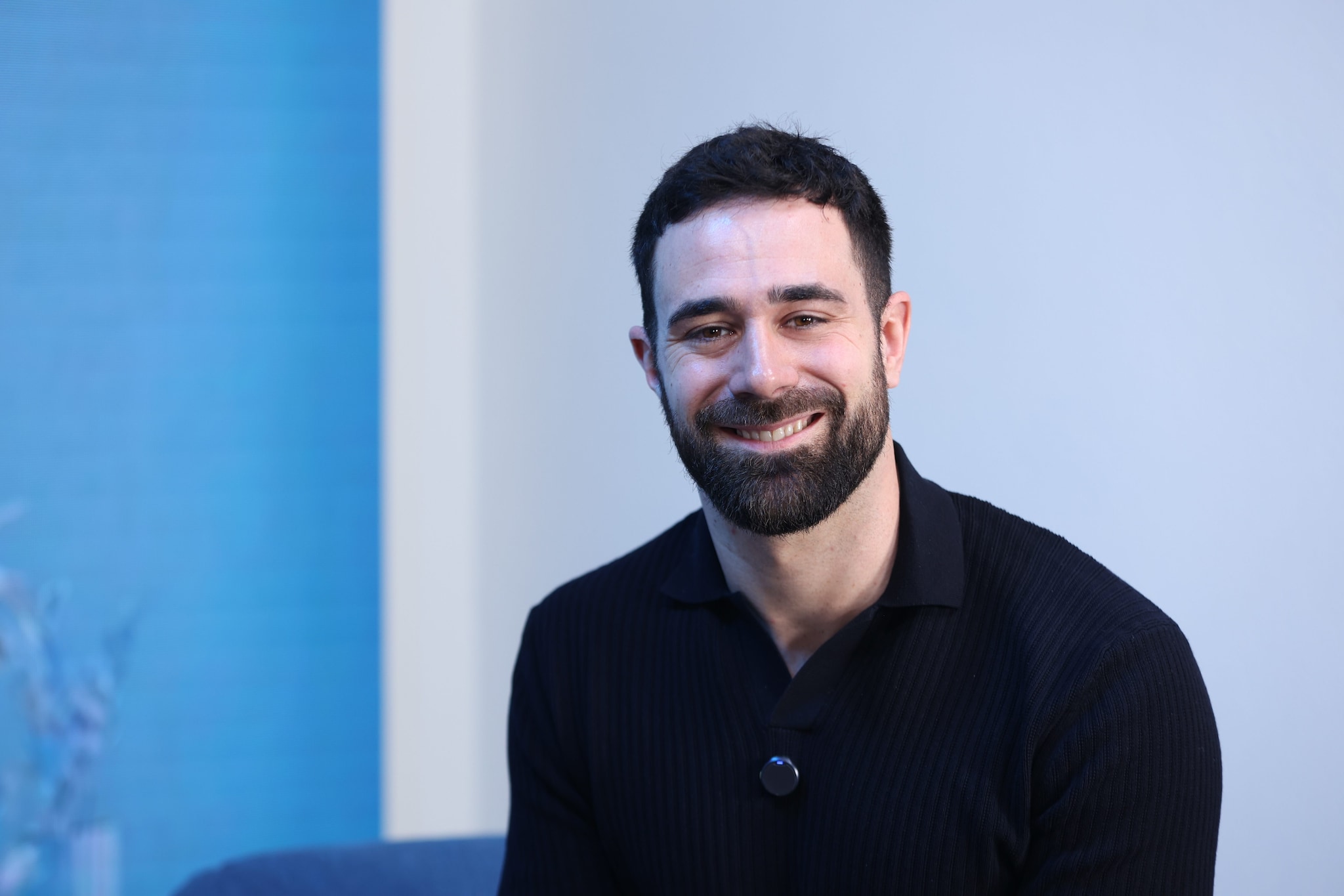 Roberto Valbuzzi: "A Cortesie per gli Ospiti una concorrente mi aspettò in topless. Vorrei fare solo il papà"