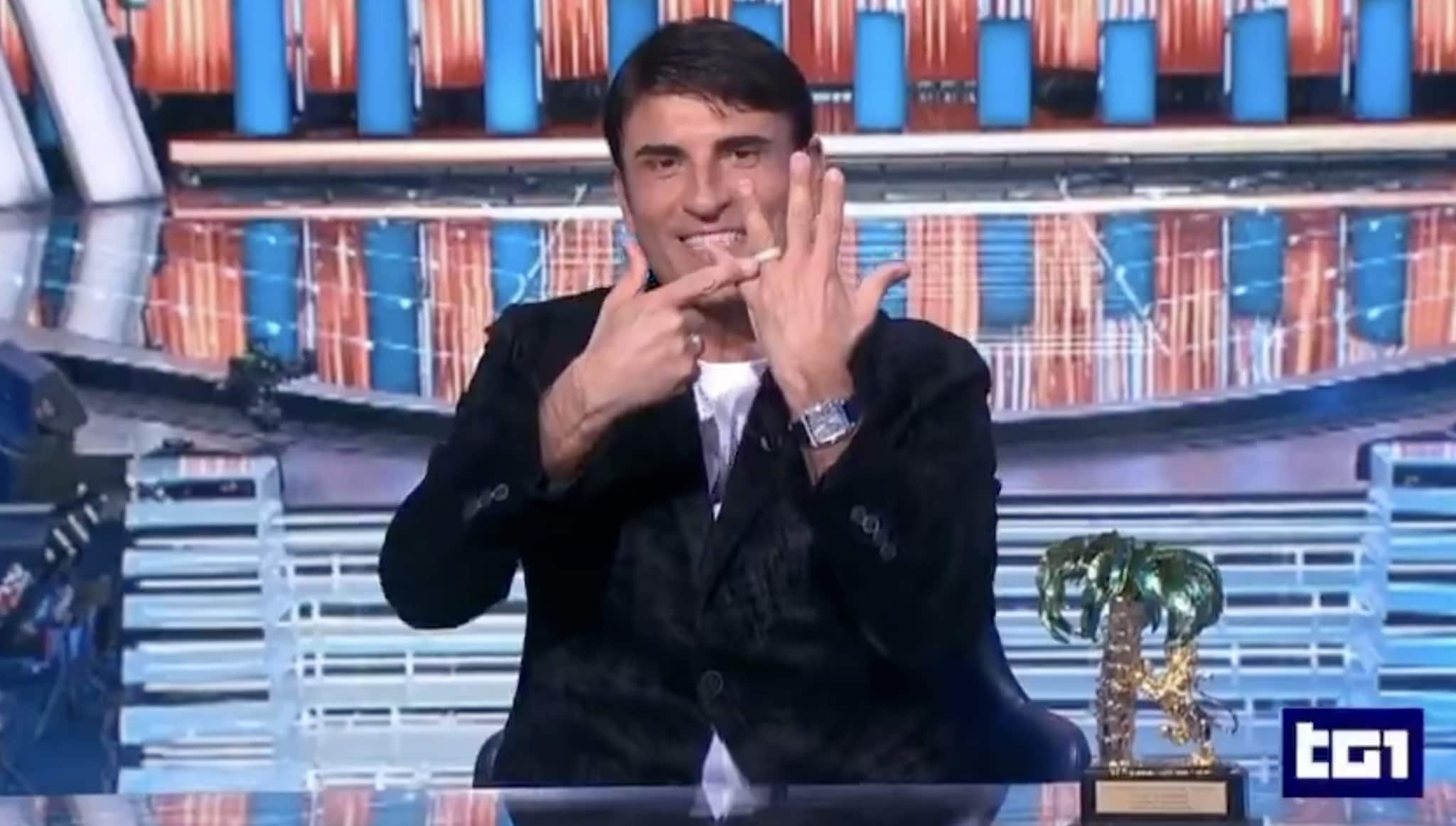 Sal Da Vinci al Tg1 fa il tutorial del balletto di "Per sempre sì", poi ironizza: “Psicosi collettiva”