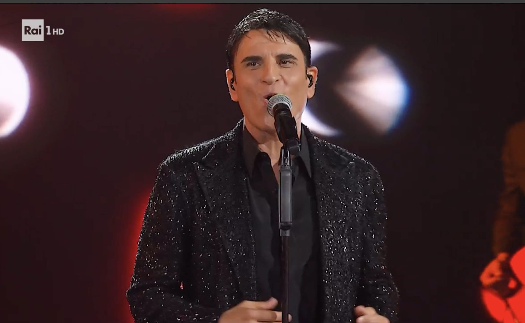 Sal Da Vinci a reti unificate, canta Rossetto e Caffè su Rai 1 Canale 5 contemporaneamente