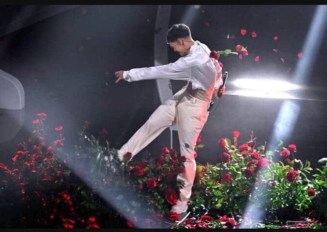 Retroscena su Blanco a Sanremo: "Rose distrutte? Si fermava anche nelle prove, sembrava studiato"