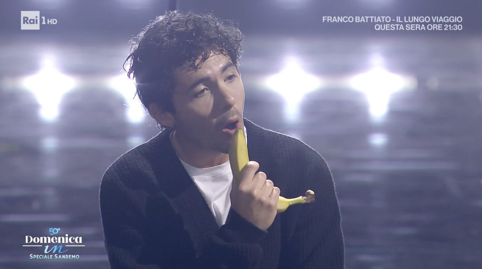 Fulminacci a Domenica In boicotta il playback, usa una banana al posto del microfono: "L'ho scelta per un motivo"