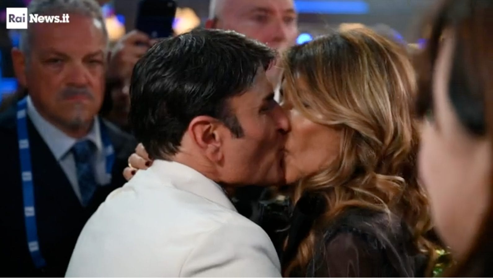 Sal Da Vinci dopo la finale di Sanremo bacia la moglie Paola Pugliese, le prime parole in lacrime dopo la vittoria