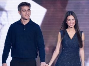Davide Bonolis svela come è nato l’amore con Martina Dotti, il commento dei genitori Paolo e Sonia Bruganelli