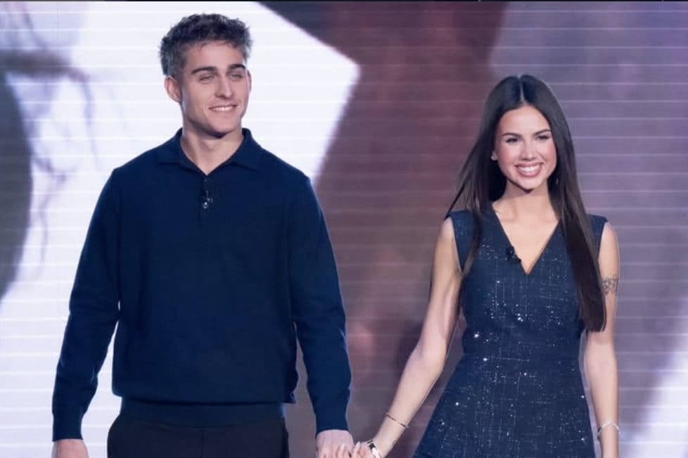 Davide Bonolis svela come è nato l'amore con Martina Dotti, il commento dei genitori Paolo e Sonia Bruganelli