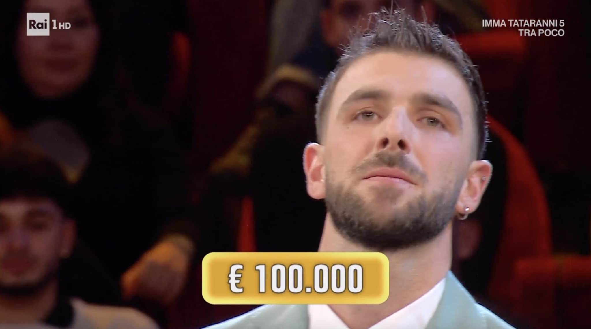 Fabio ad Affari Tuoi non ne azzecca una, poi ricorda il suggerimento della fidanzata: come è finita la partita