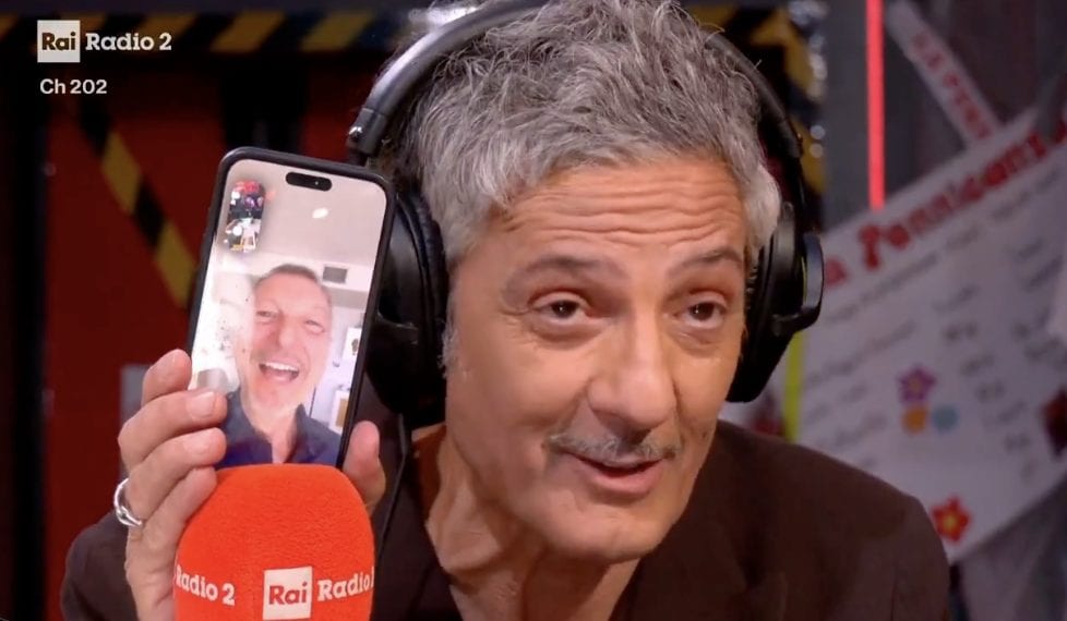 Fiorello chiama Amadeus in diretta e svela: "Un vertice Rai gli ha detto ritorna presto, lo licenzieranno"