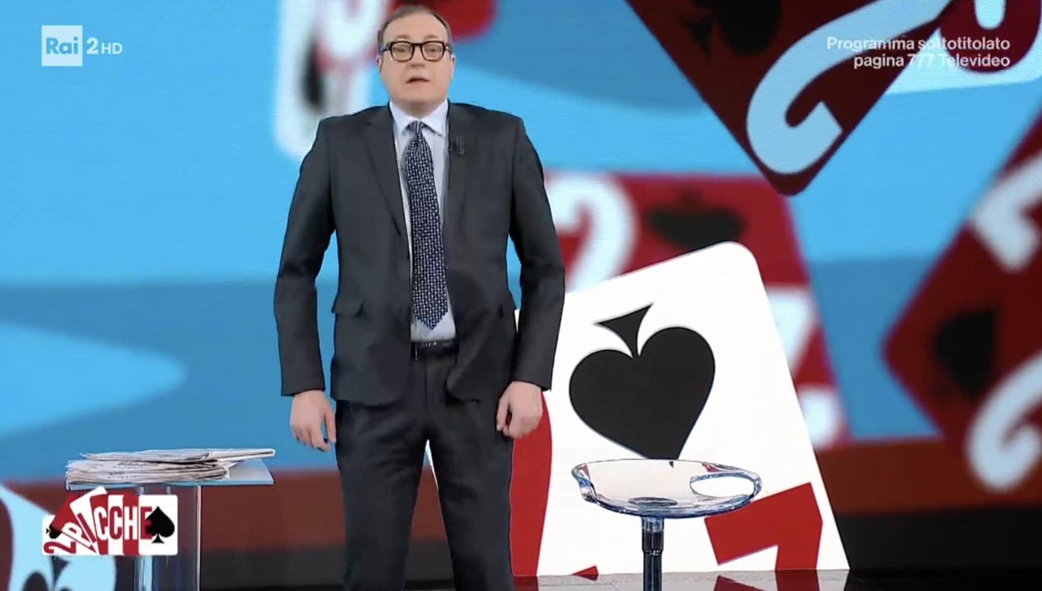 Tommaso Cerno canta: "Chi non salta Meloni è" in diretta a 2 di picche