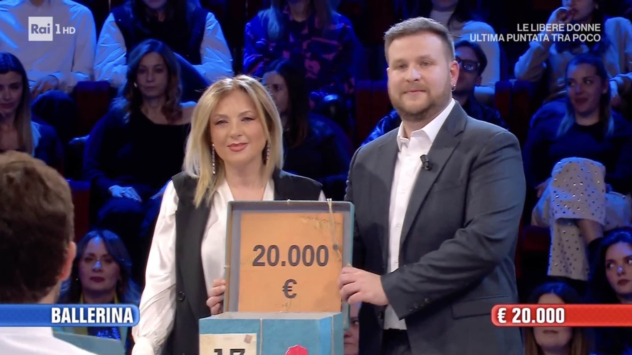 Affari Tuoi del 24 marzo: Luigi cambia tre volte il pacco e alla fine vince 20mila euro