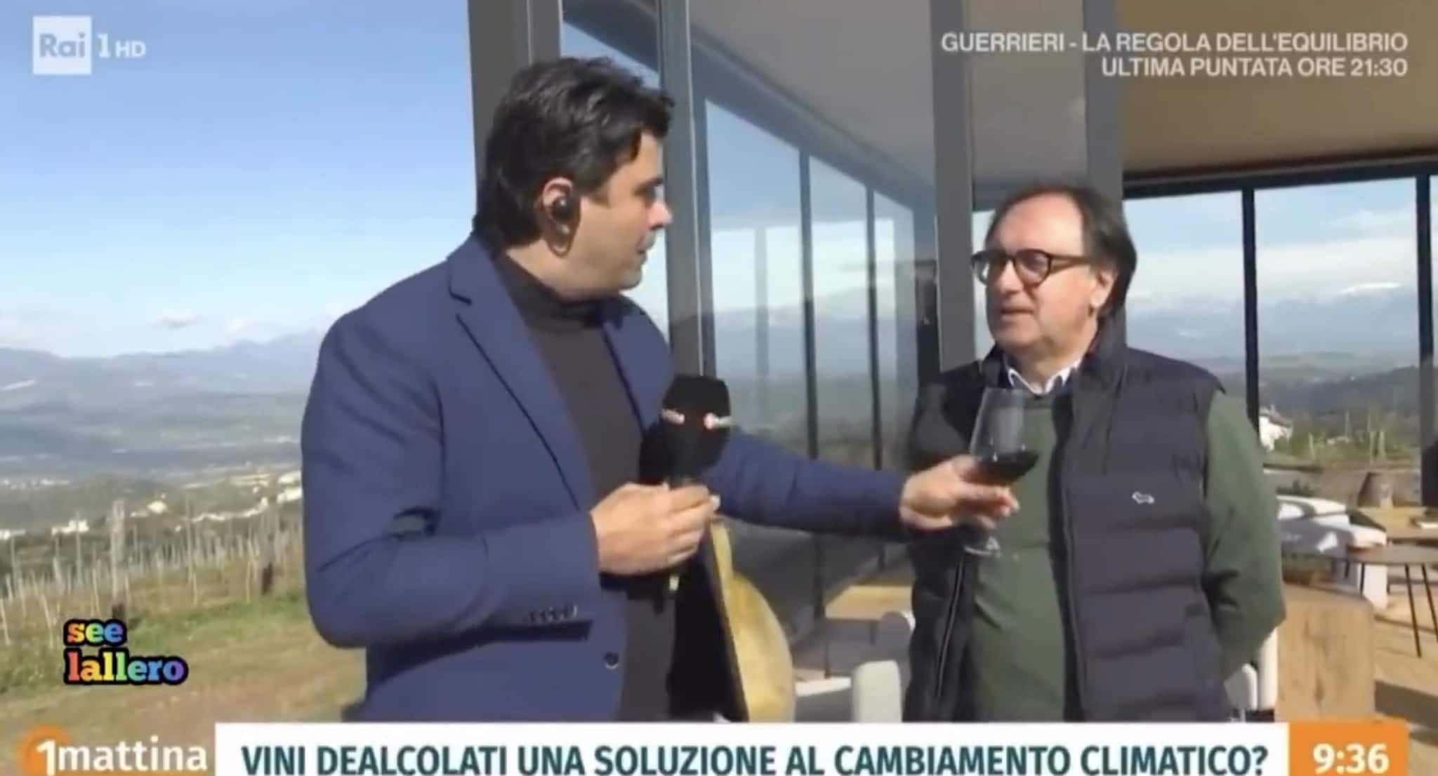 A UnoMattina l'inviato porge il bicchiere di vino all'esperto invece del microfono