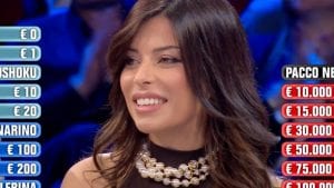 Affari Tuoi di stasera, Simona prima cade nella trappola del Dottore poi vince alla Regione Fortunata