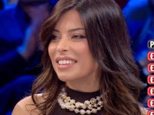Affari Tuoi di stasera, Simona prima cade nella trappola del Dottore poi vince alla Regione Fortunata