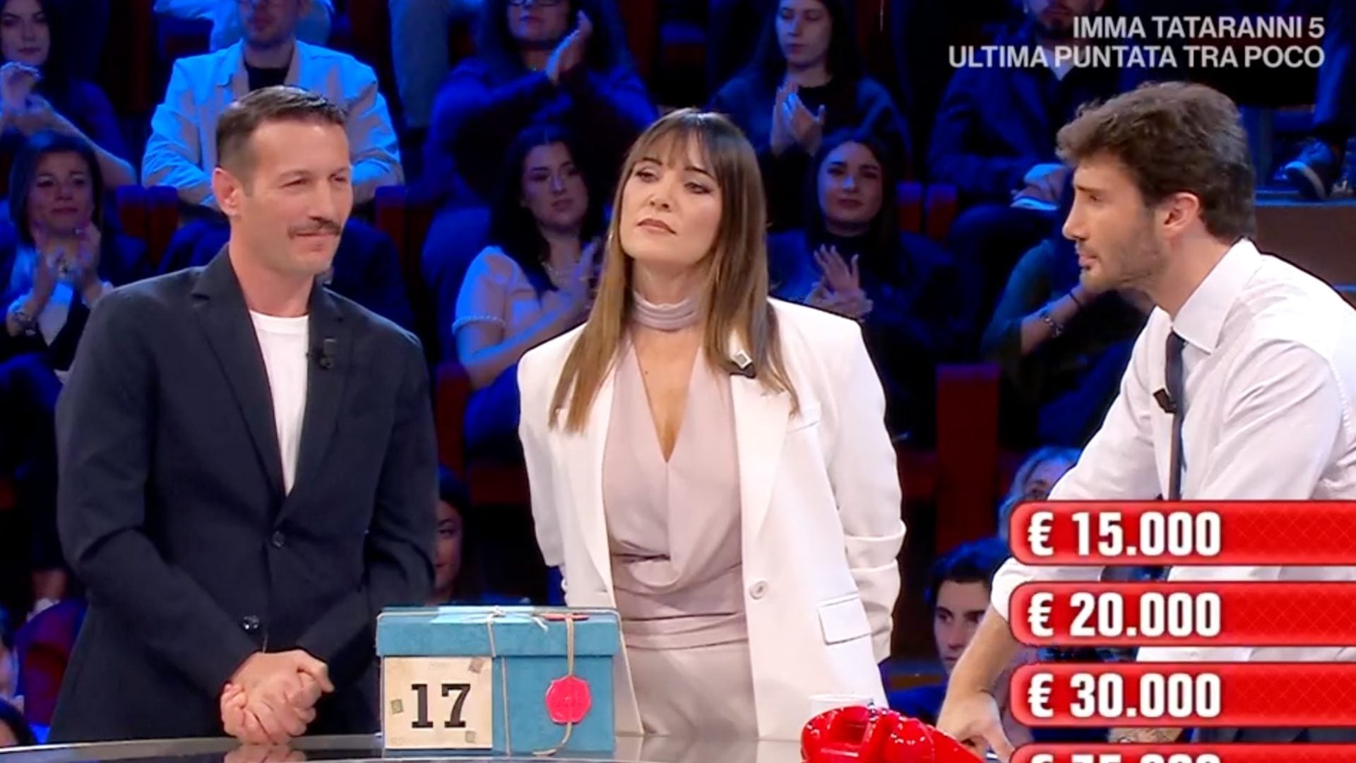 Affari tuoi, Manuela indignata dalle offerte del Dottore: "Stefano scrivila giusto per farci due risate"