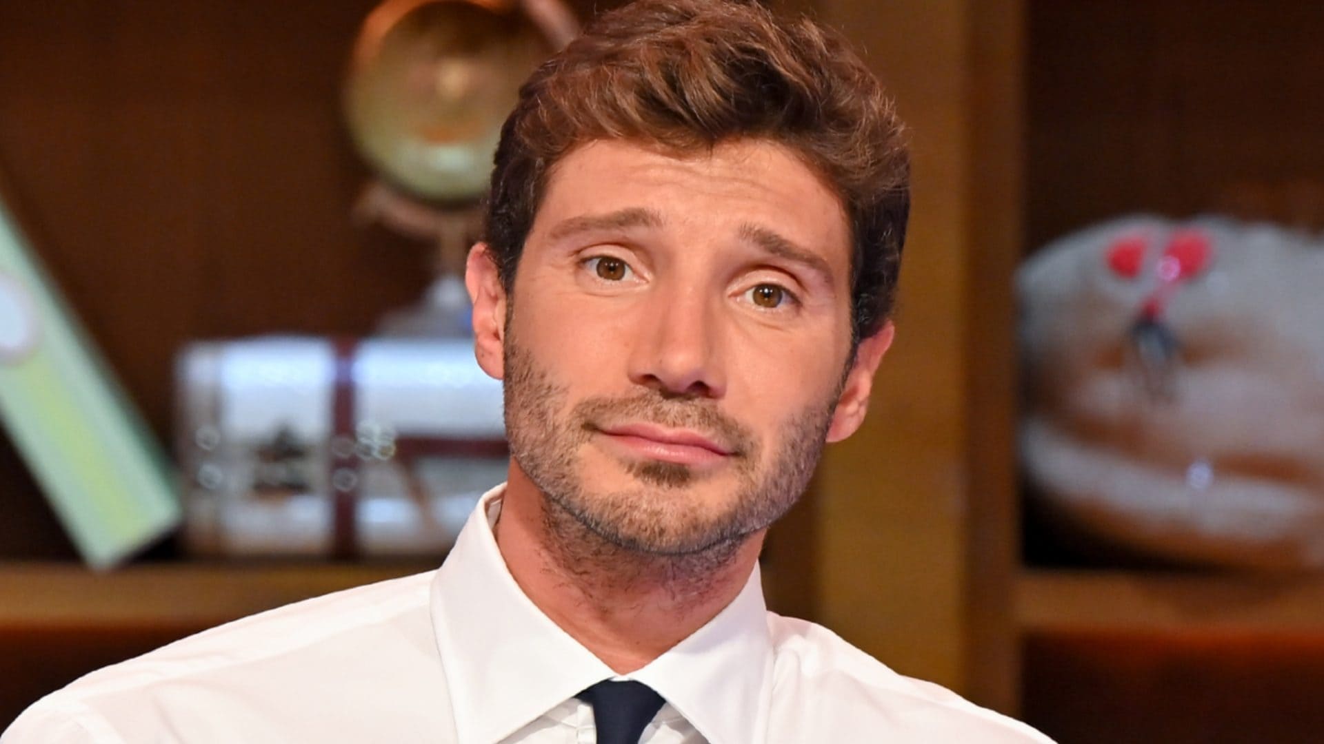 Affari tuoi non va in onda stasera: Stefano De Martino si ferma, cambia la programmazione di Rai1