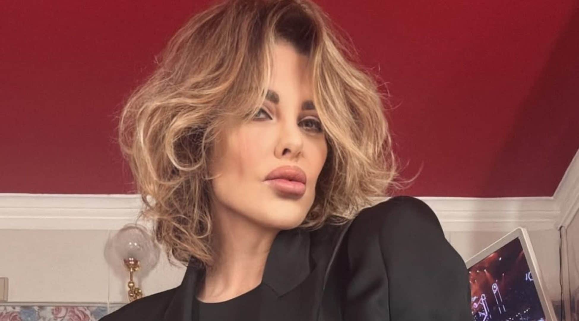 “I capricci di Alba Parietti hanno fatto piangere i lavoratori a Sanremo”, la replica della showgirl