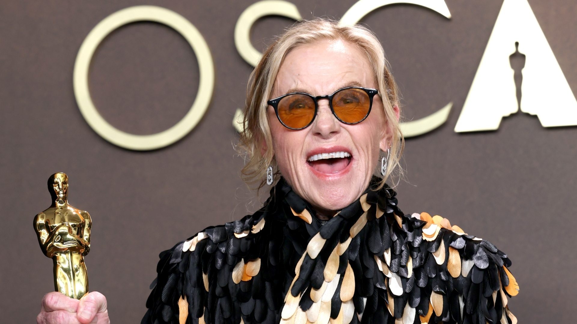 Amy Madigan vince l'Oscar, scoppia a ridere e confida: "Discorso pensato mentre mi depilavo le gambe"