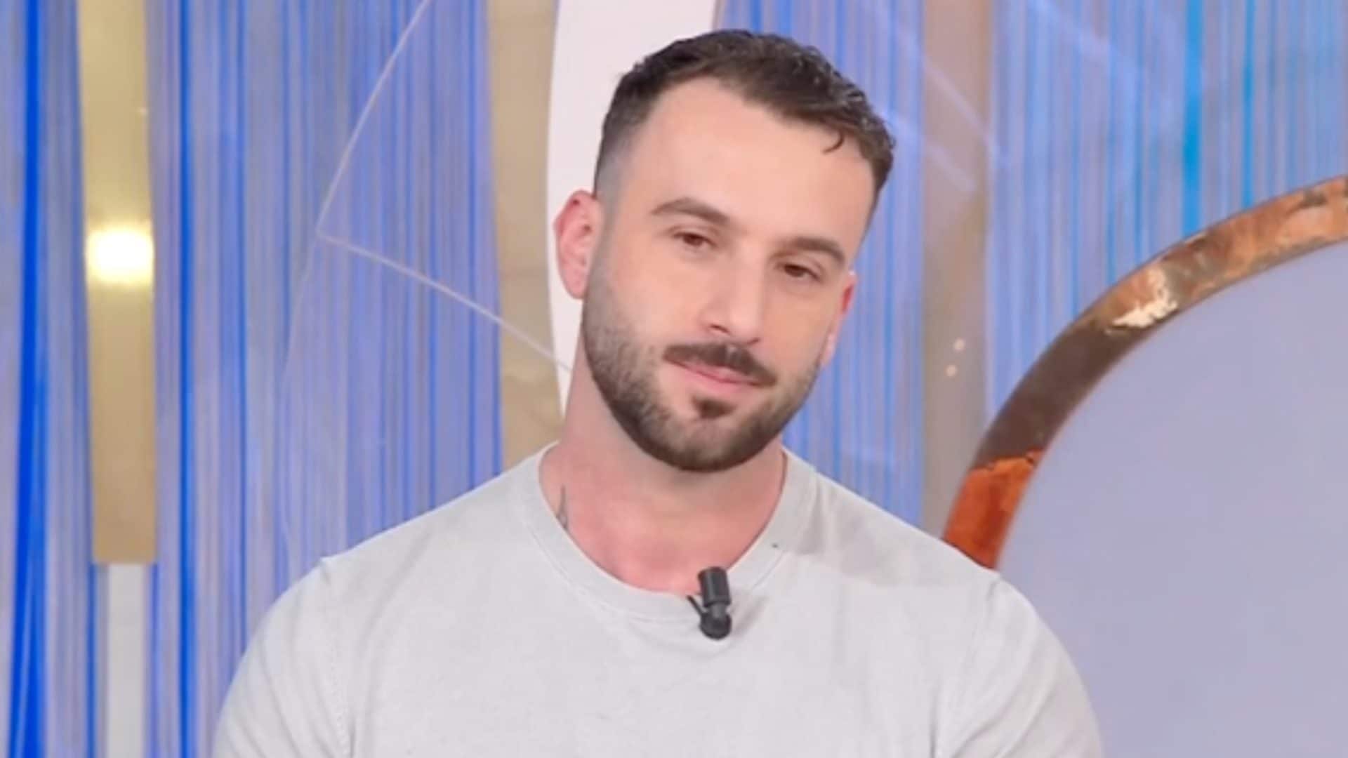 Andreas Muller rimpiange di avere esposto le figlie sui social: "Dicono che sono brutte, è pieno di stupidi"