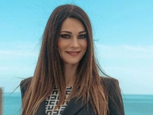 Accordo tra Manuela Arcuri e l’ex marito: all’attrice 6mila euro al mese e la villa a Roma