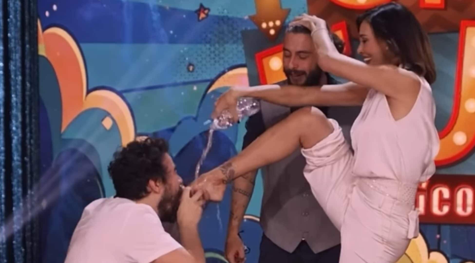 Andrea Pisani beve dal piede di Belén: la scena “rubata” dal videoclip di “Ossessione” di Samurai Jay