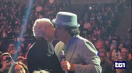 Renato Zero bacia Bonaccorti nel suo ultimo concerto