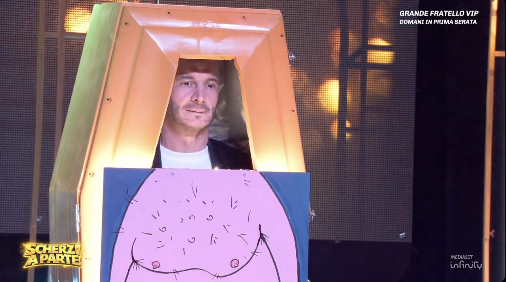 Lasciano Rocco Casalino chiuso in una bara a Scherzi a Parte: "Vi prego aprite, sono claustrofobico"