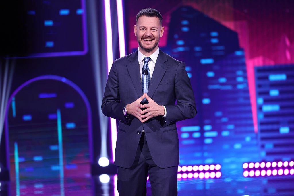 Alessandro Cattelan non sarà un giudice di Amici 2026: condurrà un gioco all'interno dello show