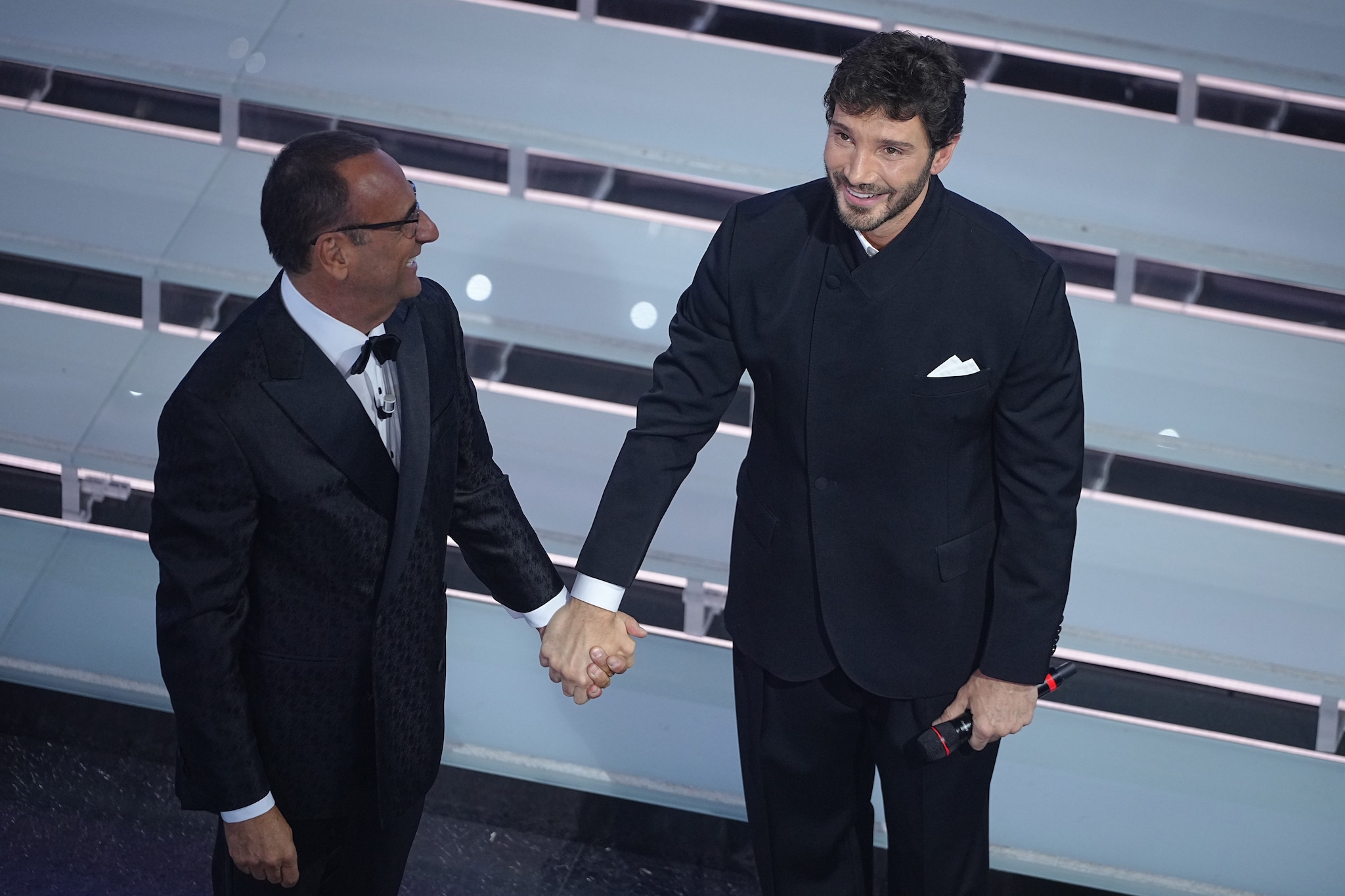 Il passaggio di consegne tra Conti e De Martino per Sanremo 2027