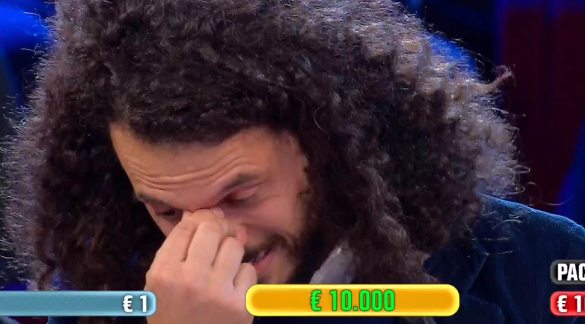 Davide piange ad Affari Tuoi: “Mi hanno detto di non tornare a casa a mani vuote”, cosa conteneva il suo pacco