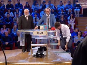 Il papà di Domenico ad Affari Tuoi dice Ad Maiorca invece di Ad Maiora, De Martino non riesce a smettere di ridere