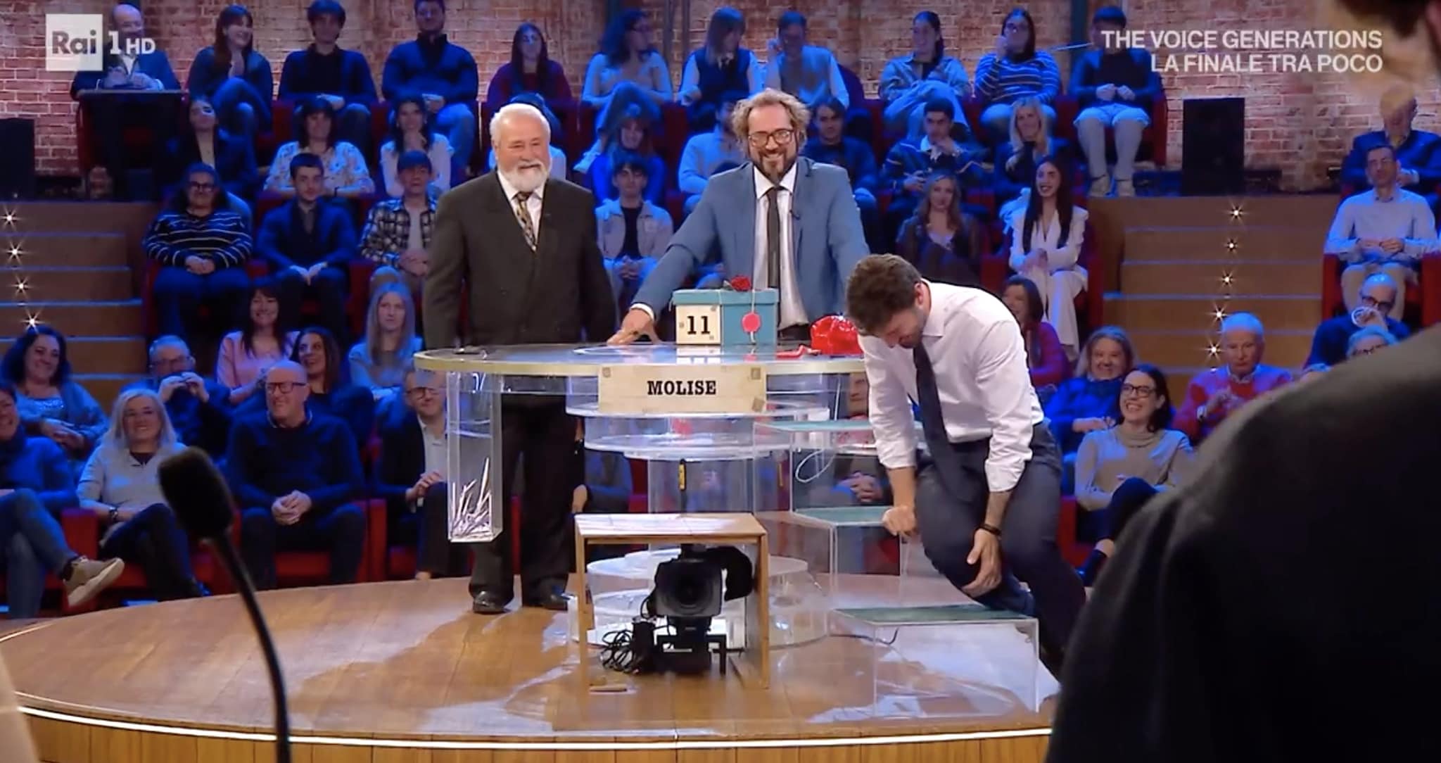 Il papà di Domenico ad Affari Tuoi dice Ad Maiorca invece di Ad Maiora, De Martino non riesce a smettere di ridere