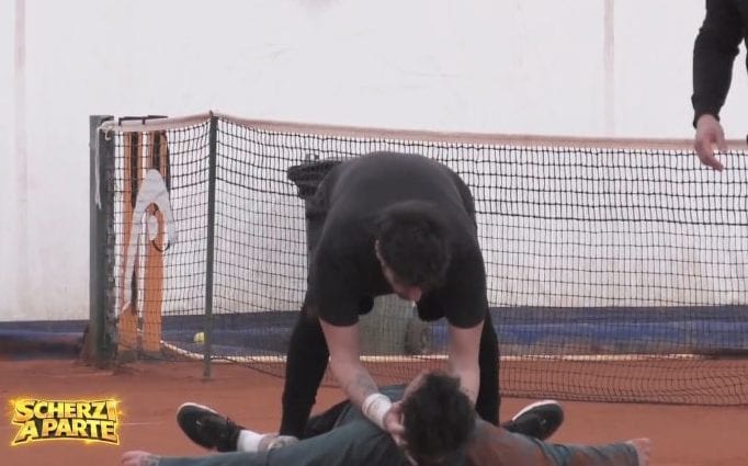 Filippo Bisciglia soccorre il cugino Lorenzo dopo il malore