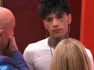 GionnyScandal lascia il GF Vip dopo due settimane: la decisione dopo l’incontro con la compagna Clara