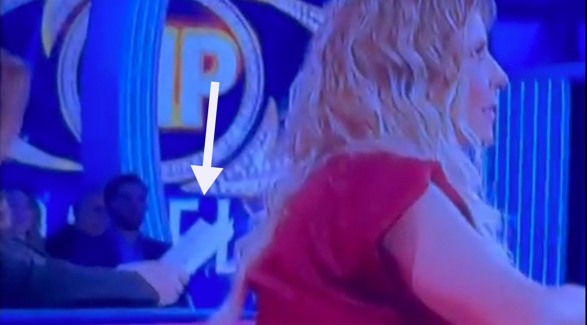 Cesara Buonamici inquadrata per sbaglio con dei fogli in mano al Grande Fratello Vip