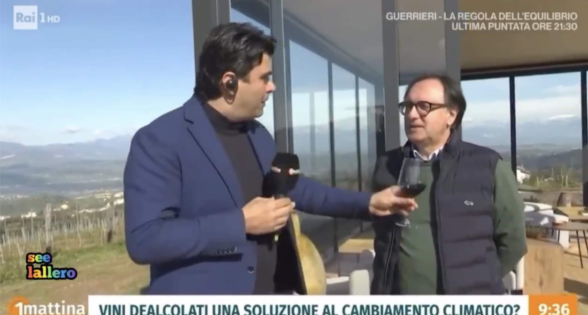 A UnoMattina l'inviato porge il bicchiere di vino all'esperto invece del microfono