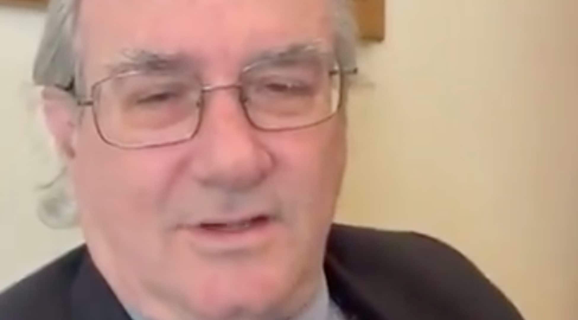 Il tribunale di Milano: "Corona deve rimuovere i contenuti di Falsissimo". Ma il suo avvocato esulta: "Abbiamo vinto"