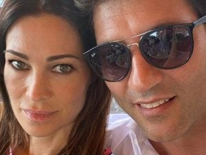 Manuela Arcuri e l’amica che ha provato a sedurre suo marito: “Squallidissimo, me lo ha raccontato lui”