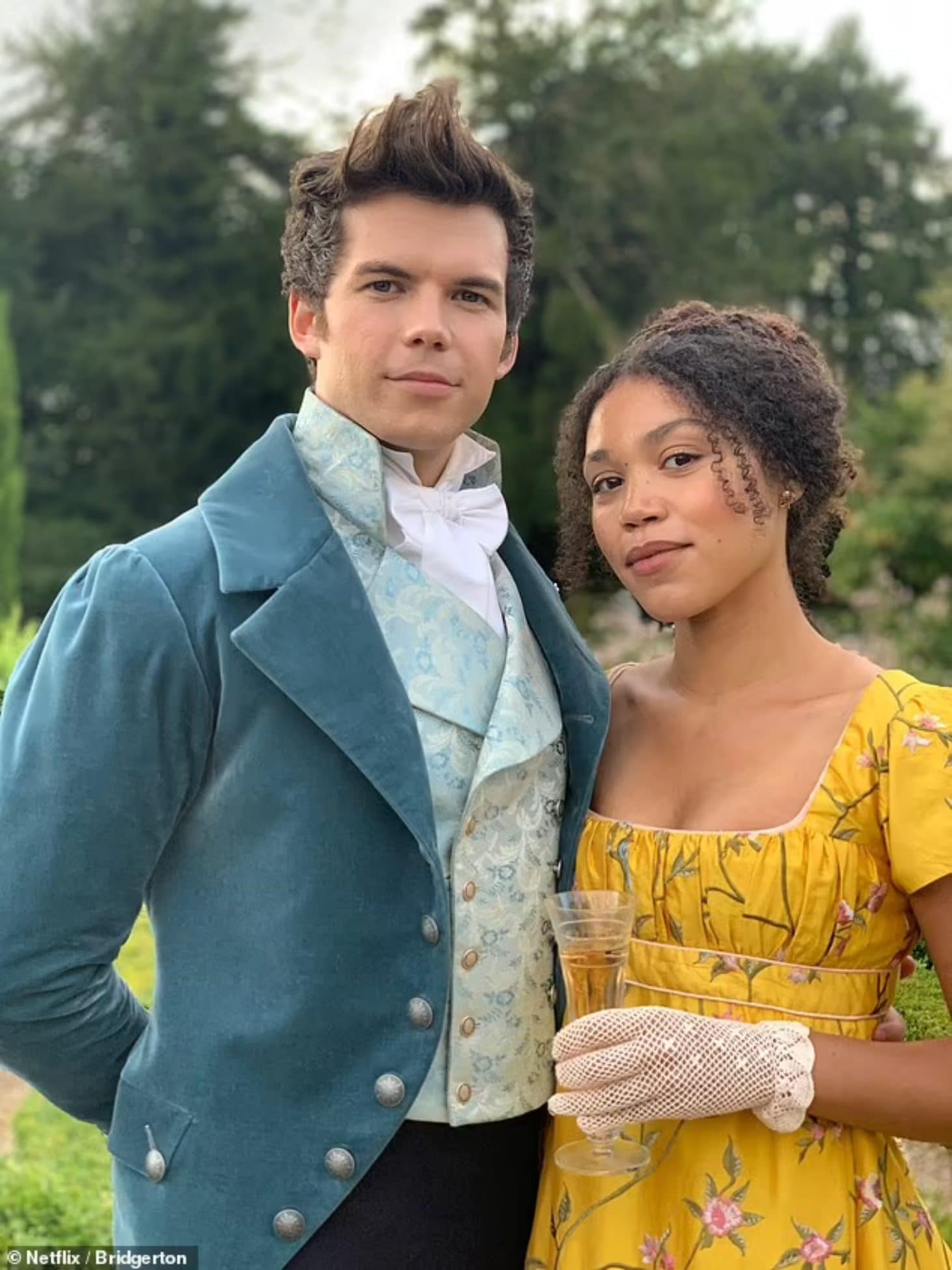 Ruby Barker durante le riprese della serie Bridgerton