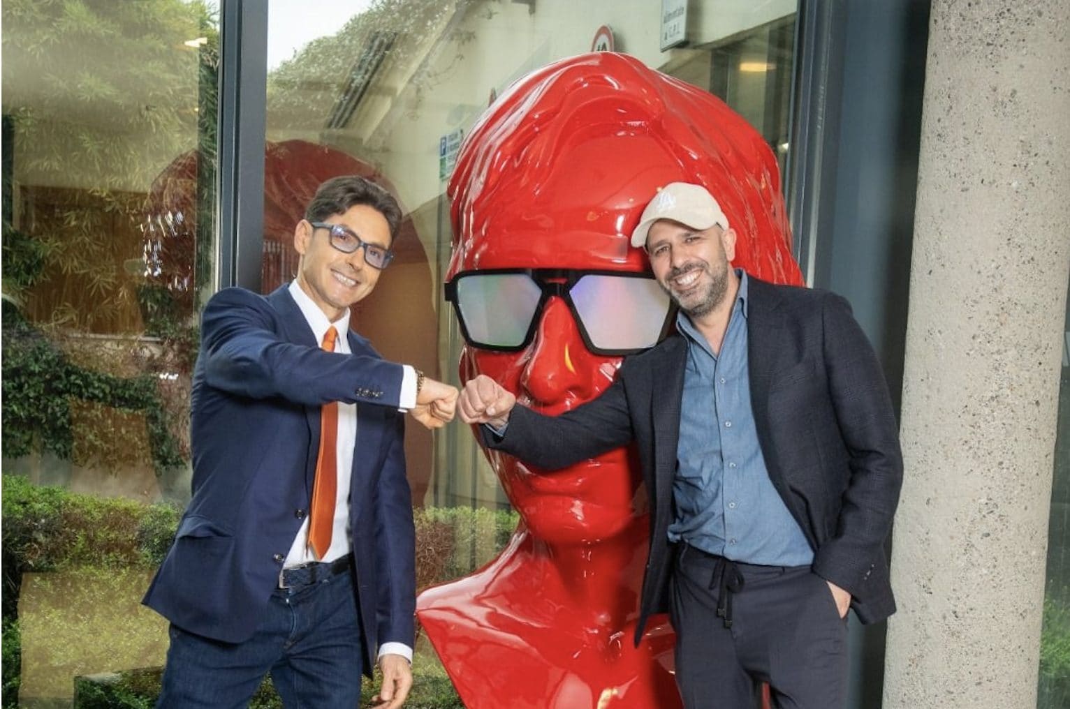 Berlusconi festeggia Zalone e pensa al suo futuro in Mediaset: l'incontro e l'omaggio in palinsesto