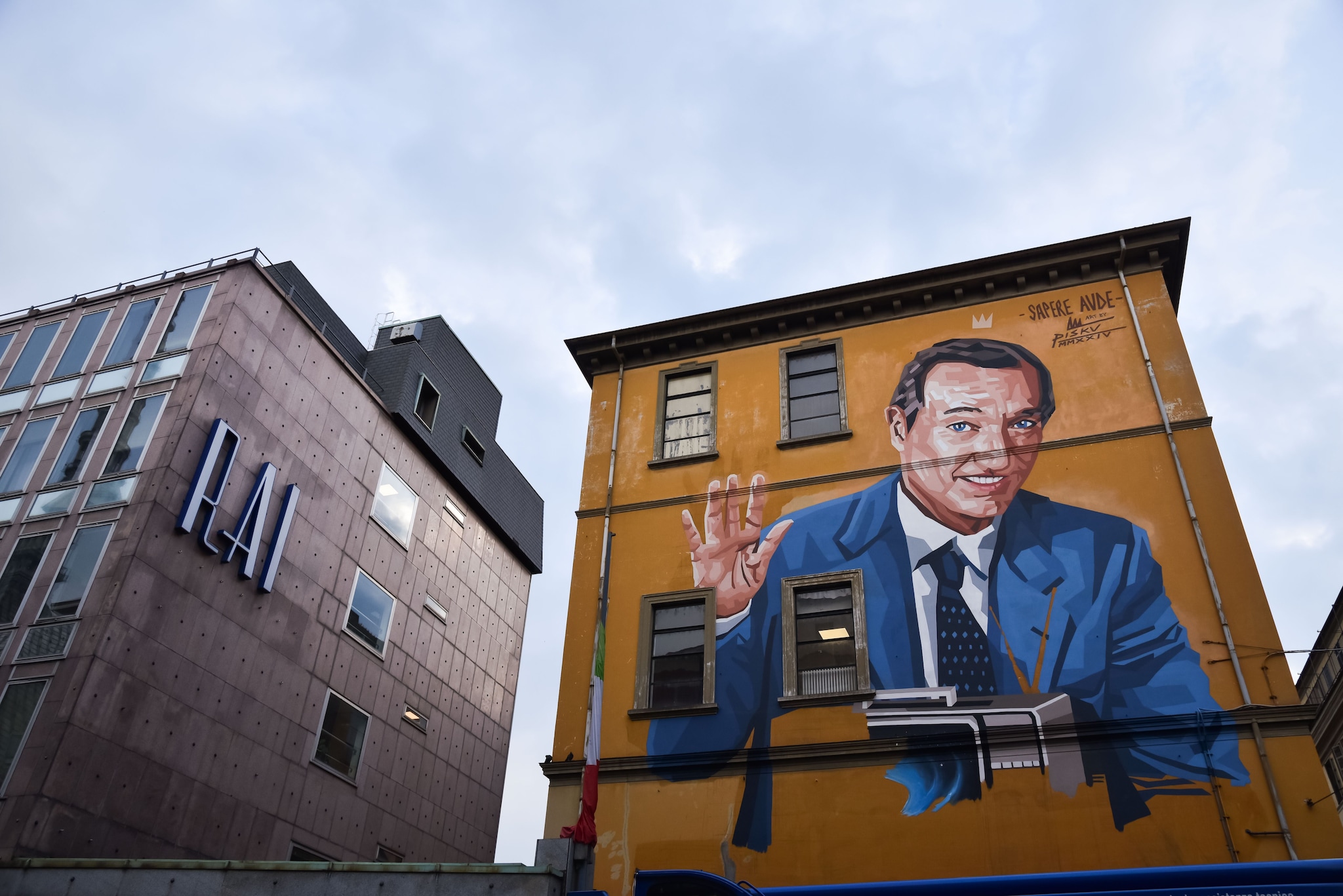 Il palazzo delle radio di Torino con il murale di Piero Angela.