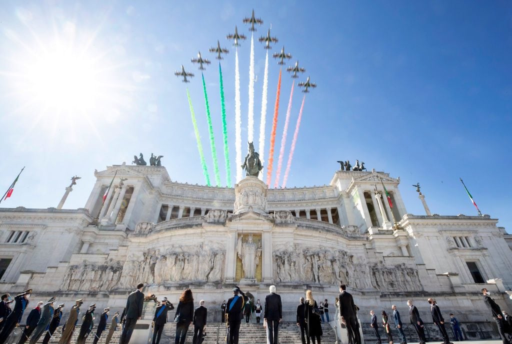 Cambio programmazione Rai per la giornata della Liberazione del 25 aprile 2026
