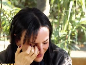 Arisa si emoziona a Canzonissima: “Pensavo di non essere degna dell’amore dei miei genitori. Mi commuovono”